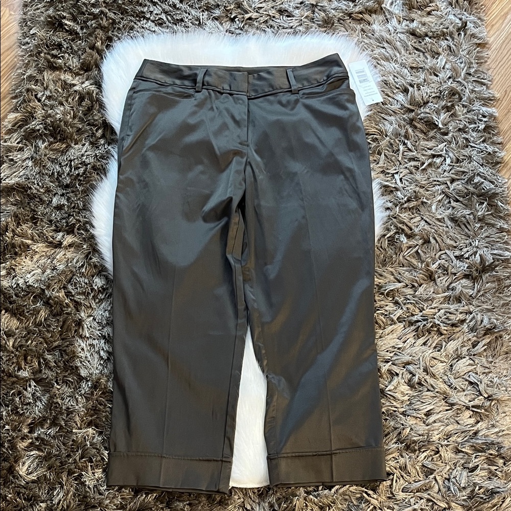 NWT. Women's Elegant Olive Capri Pants. Size 8.